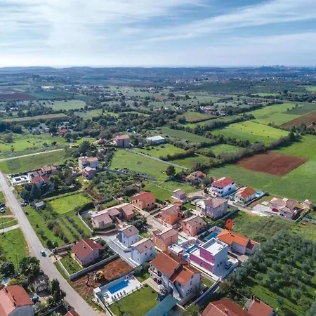 Mit Privatpool Fuer 6 Personen Ca 150 M In Jadreski, Istrien Pula Und Umgebung *